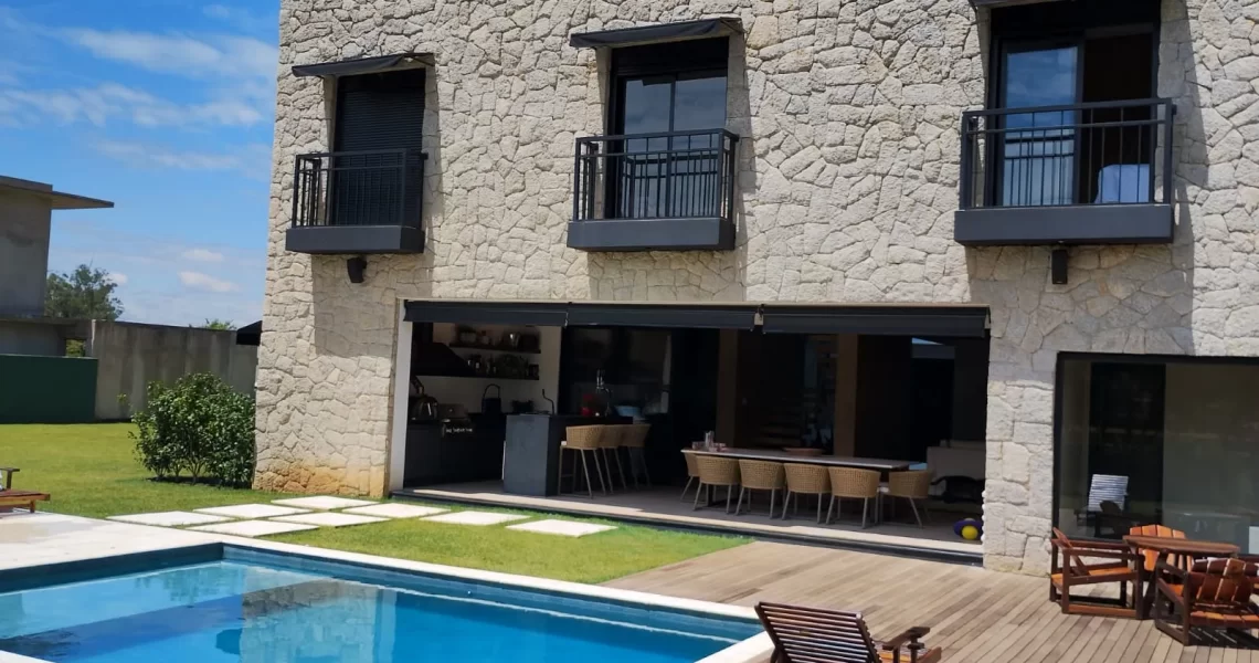 Toldo articulado instalado em residência de Indaiatuba