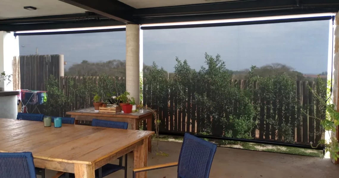 Área externa protegida por toldo em residência de Indaiatuba