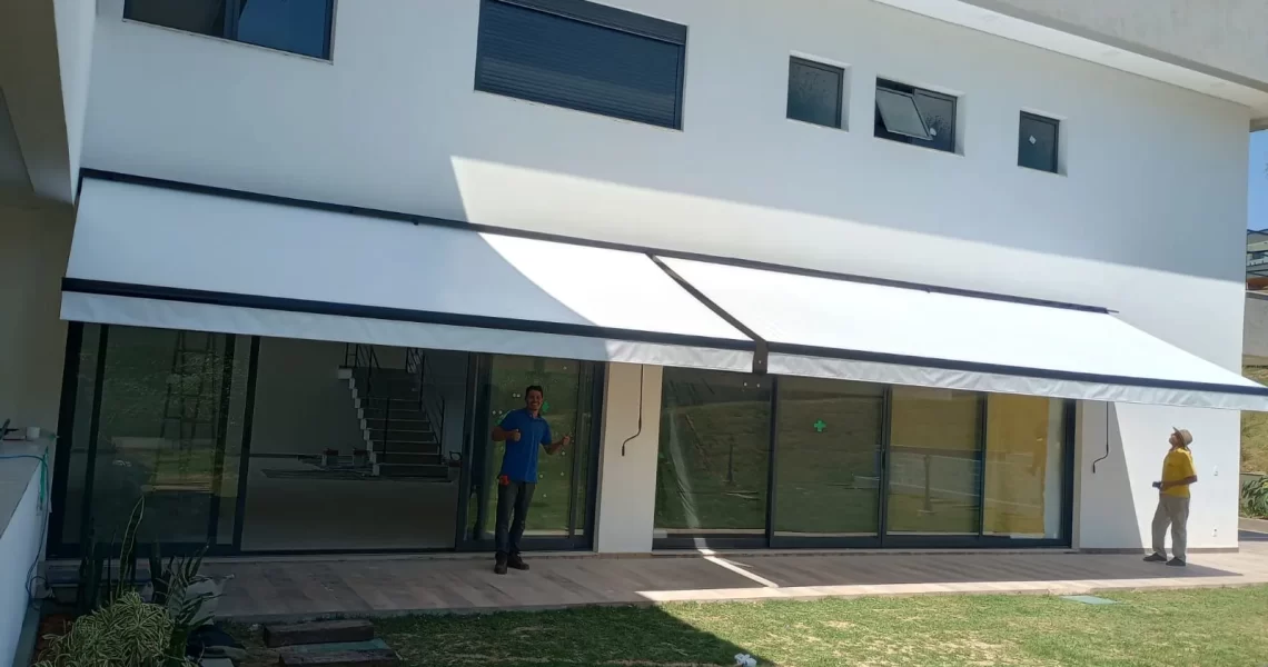 Toldo articulado protegendo área externa em Indaiatuba
