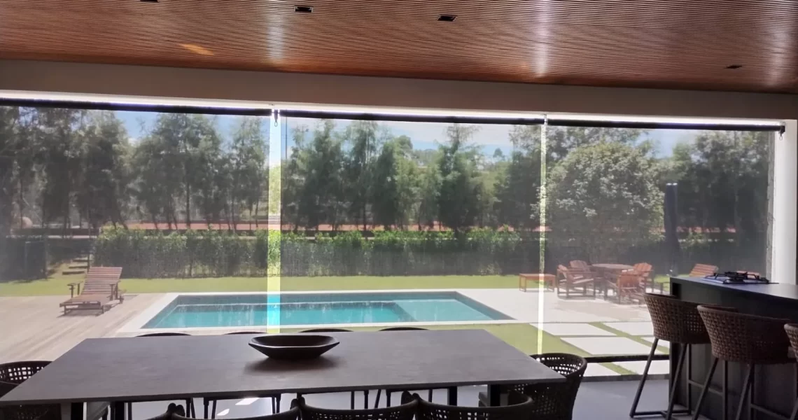 Toldo cortina em varanda ensolarada em Indaiatuba