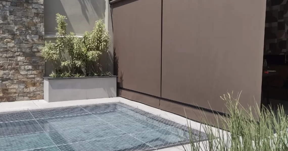 Cortina de toldo em varanda de apartamento