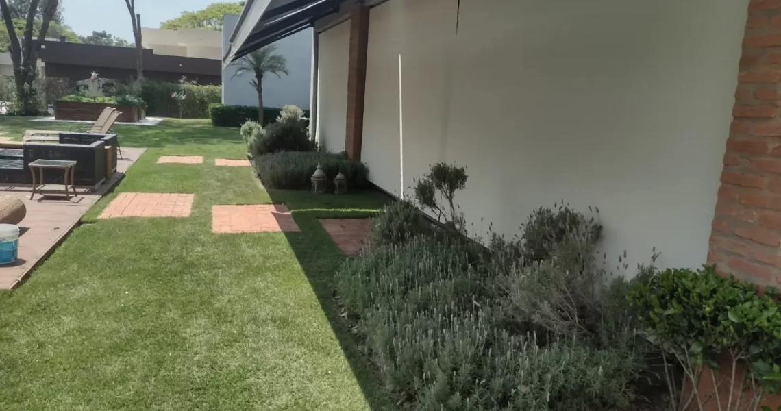 Toldo articulado em área externa