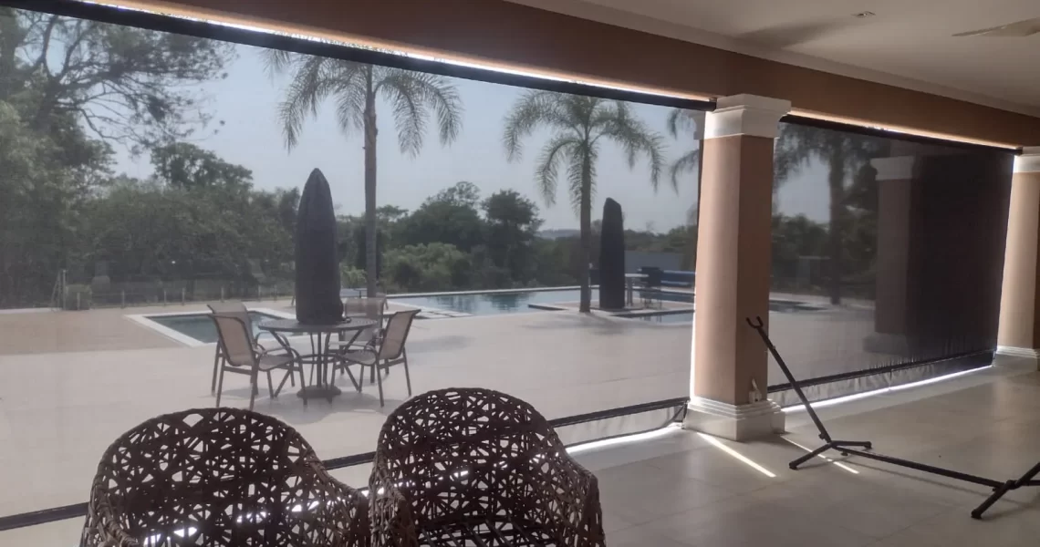 Cobertura fixa instalada em quintal