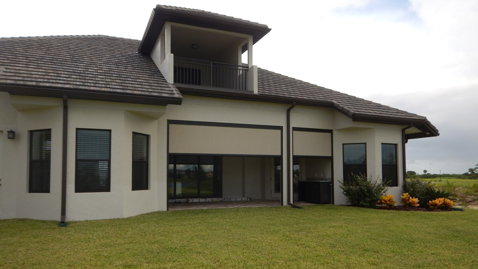 Toldo articulado em varanda ensolarada