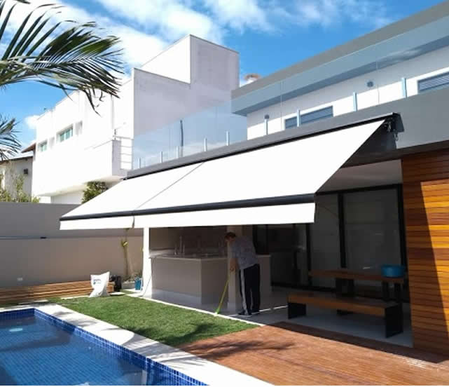 Toldo articulado de braço dobrável em residência de Indaiatuba