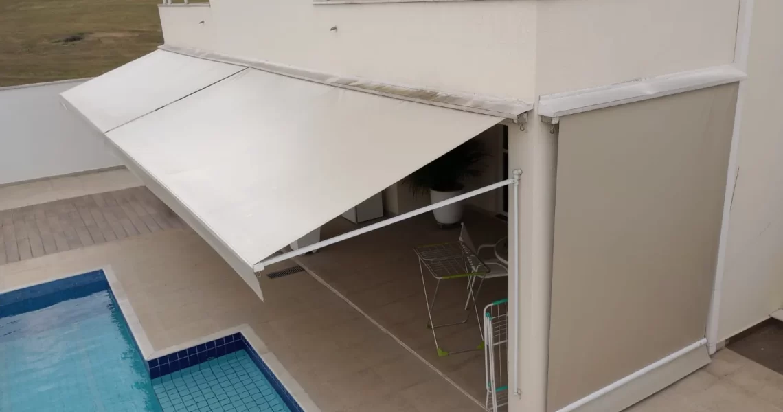 Detalhe de cortina externa instalada em residência