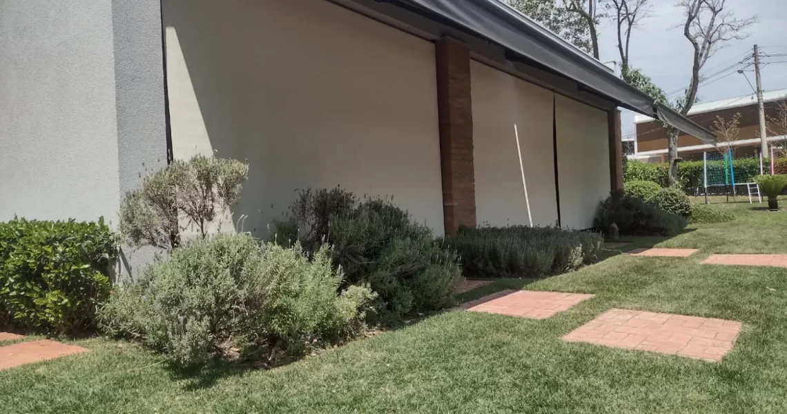 Cortina externa protegendo área de estar