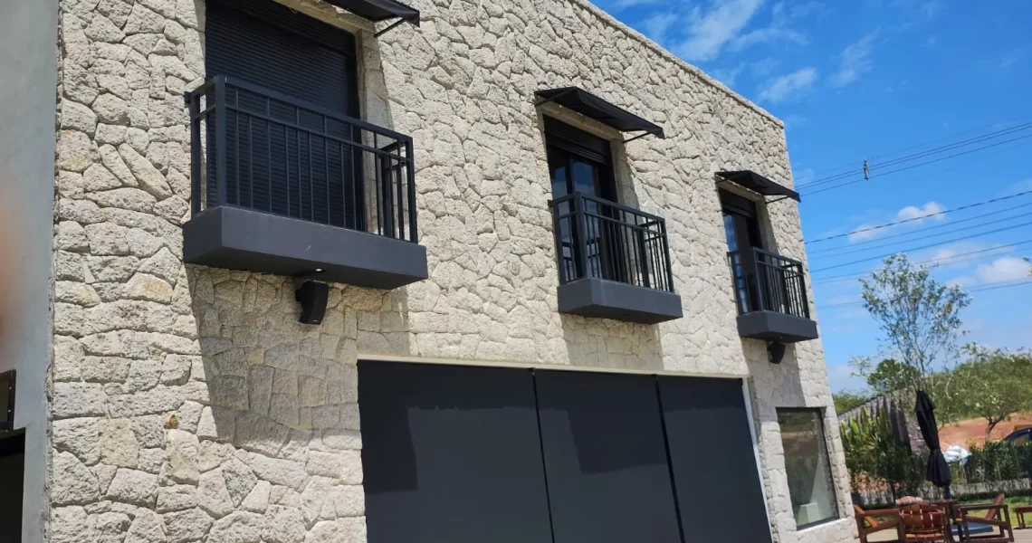 Toldo cortina em tela screen instalado em varanda em Indaiatuba