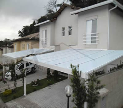 Toldo fixo cobrindo área de serviço