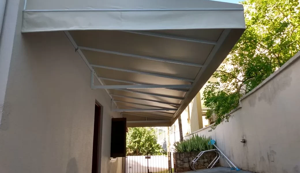 Toldo fixo em lona acrílica sobre área externa em Indaiatuba