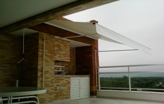 Toldo reto com jogo instalado em residência